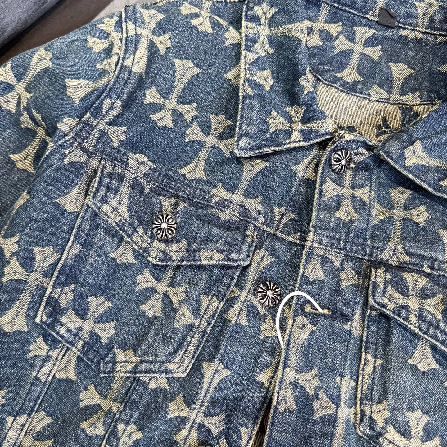 P260 Chrome Hearts heavy denim jacket with double-sided LOGO jacquard concealed print, the same model as the Internet celebrity star. The cross-printed denim jacket has a unique cross design element and full printing, which is full of design. It is made of 100% denim cotton fabric with heavy coarse yarn count, which ensures a stiff and tough silhouette while being soft, comfortable and breathable. The lapel is designed with silver buttons and is full of texture. The classic white cross logo is all over the dress, making it a perfect versatile style for spring and summer! Customized jacquard fabric, you can wear it in various styles. This gender-neutral shirt is a must-have for nightclubs. It can be worn as a jacket for both men and women. It can be easily worn by both men and women! The original loose version is made of high-quality pure cotton fabrics. The fabric pattern is high-definition and delicate without burrs. It is comfortable and breathable to wear. All the buttons are molded and customized. It is casual and fashionable and can be matched with any bottoms. It can be windproof and sunproof in spring and summer. It can be worn outside in autumn and winter! Easily concave shape makes you look slimmer and taller, perfect for both men and women!  Size: S–XL Color: blue